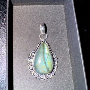 AAA+ Genuine Labradorite Pendant Necklace| NWOT